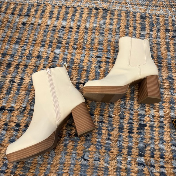 Elegant Cream Ankle Boots with Chunky Heel - Picture 3 of 7